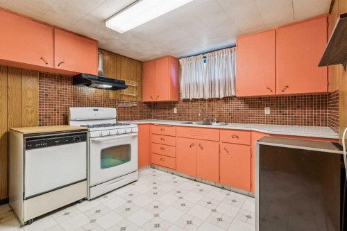 5307 7 Avenue Sw, Calgary, AB - Indoor Photo Showing Kitchen
