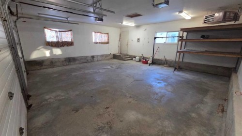 5307 7 Avenue Sw, Calgary, AB - Indoor Photo Showing Garage