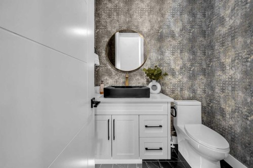 3404 2 Street Nw, Calgary, AB - Indoor Photo Showing Bathroom