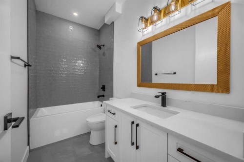 3404 2 Street Nw, Calgary, AB - Indoor Photo Showing Bathroom