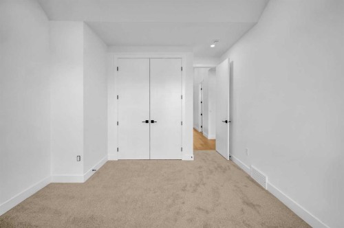 3404 2 Street Nw, Calgary, AB - Indoor Photo Showing Other Room