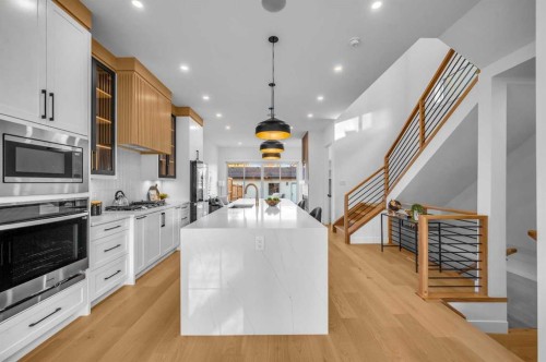 3404 2 Street Nw, Calgary, AB - Indoor Photo Showing Kitchen With Upgraded Kitchen