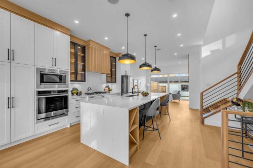 3404 2 Street Nw, Calgary, AB - Indoor Photo Showing Kitchen With Upgraded Kitchen