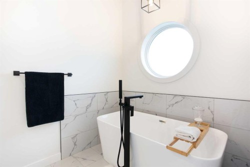 4628 15 Avenue Nw, Calgary, AB - Indoor Photo Showing Bathroom