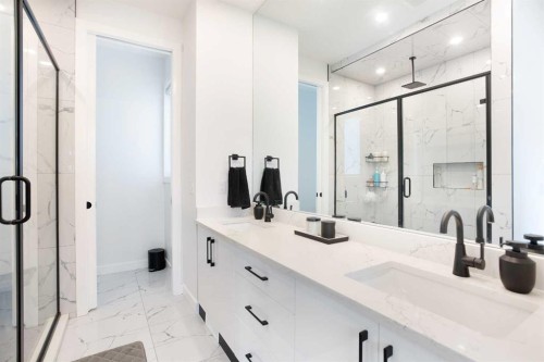 4628 15 Avenue Nw, Calgary, AB - Indoor Photo Showing Bathroom