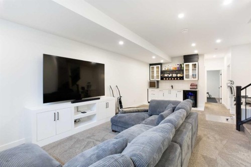 4628 15 Avenue Nw, Calgary, AB - Indoor Photo Showing Living Room