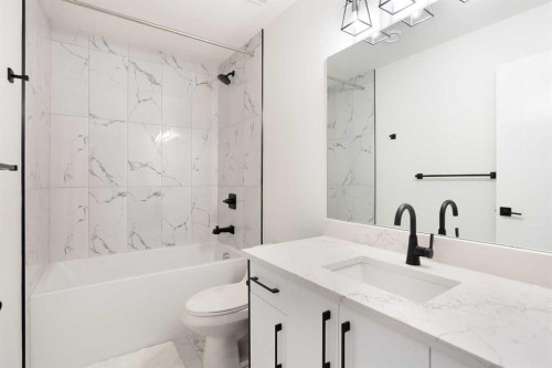 4628 15 Avenue Nw, Calgary, AB - Indoor Photo Showing Bathroom