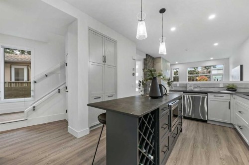 7722 47 Avenue Nw, Calgary, AB - Indoor Photo Showing Kitchen With Upgraded Kitchen