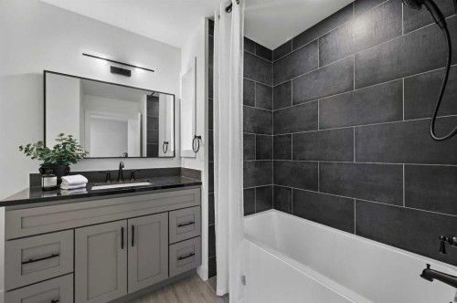 7722 47 Avenue Nw, Calgary, AB - Indoor Photo Showing Bathroom