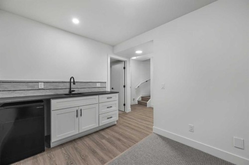 7722 47 Avenue Nw, Calgary, AB - Indoor Photo Showing Other Room