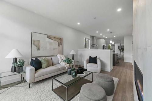 7722 47 Avenue Nw, Calgary, AB - Indoor Photo Showing Living Room