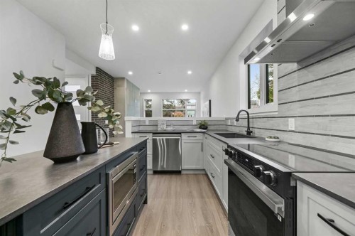 7722 47 Avenue Nw, Calgary, AB - Indoor Photo Showing Kitchen With Upgraded Kitchen
