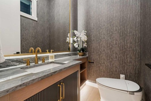 1330 8 Avenue Se, Calgary, AB - Indoor Photo Showing Bathroom