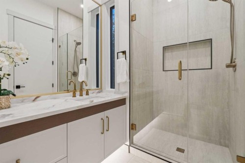 1330 8 Avenue Se, Calgary, AB - Indoor Photo Showing Bathroom