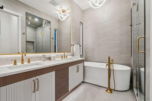 1330 8 Avenue Se, Calgary, AB - Indoor Photo Showing Bathroom