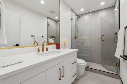 1330 8 Avenue Se, Calgary, AB - Indoor Photo Showing Bathroom