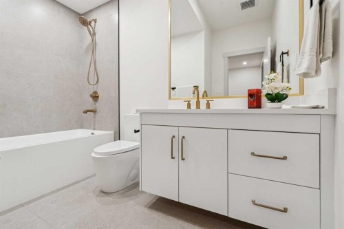 1330 8 Avenue Se, Calgary, AB - Indoor Photo Showing Bathroom