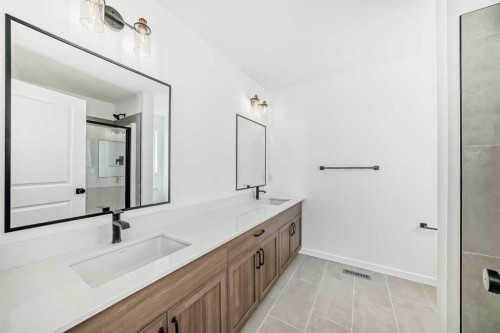 40 Southborough Common, Cochrane, AB - Indoor Photo Showing Bathroom