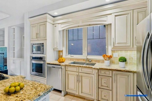 513 31 Street Nw, Calgary, AB - Indoor Photo Showing Kitchen With Double Sink With Upgraded Kitchen