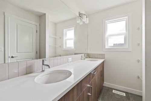 10 Herron Common Ne, Calgary, AB - Indoor Photo Showing Bathroom