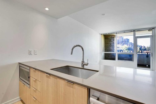 205-128 2 Street Sw, Calgary, AB - Indoor Photo Showing Kitchen