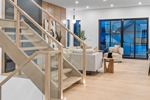 430 21 Avenue Ne, Calgary, AB - Indoor Photo Showing Other Room