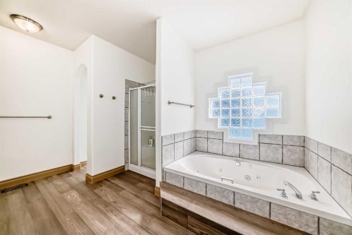 29 Simcoe Gate Sw, Calgary, AB - Indoor Photo Showing Bathroom