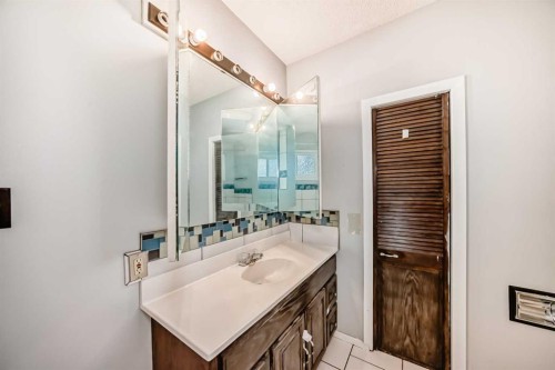 1403 19 Street Ne, Calgary, AB - Indoor Photo Showing Bathroom