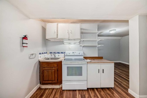 1403 19 Street Ne, Calgary, AB - Indoor Photo Showing Kitchen