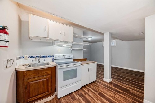 1403 19 Street Ne, Calgary, AB - Indoor Photo Showing Kitchen