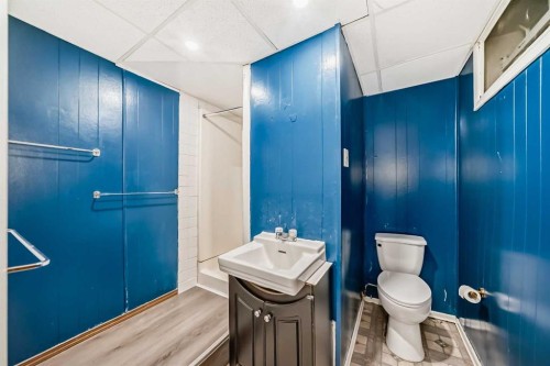 1403 19 Street Ne, Calgary, AB - Indoor Photo Showing Bathroom