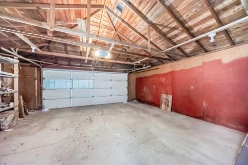 1403 19 Street Ne, Calgary, AB - Indoor Photo Showing Garage