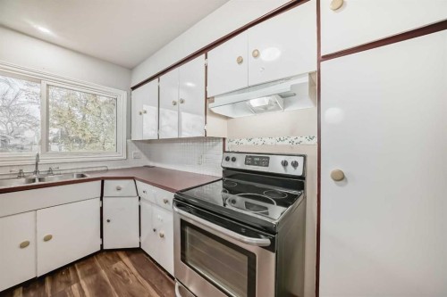 1403 19 Street Ne, Calgary, AB - Indoor Photo Showing Kitchen