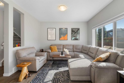 33 Walcrest Way Se, Calgary, AB - Indoor Photo Showing Living Room