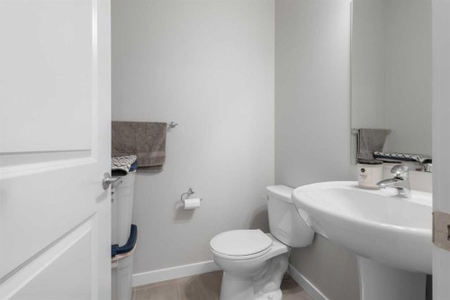 33 Walcrest Way Se, Calgary, AB - Indoor Photo Showing Bathroom
