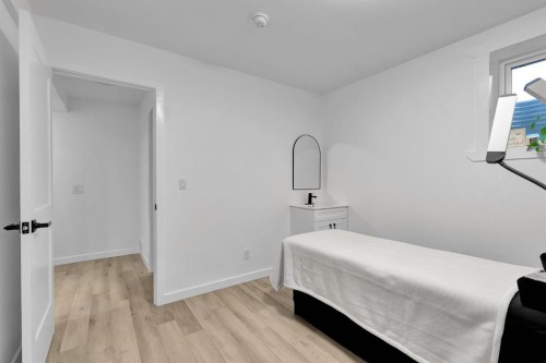 179 Willow Place, Cochrane, AB - Indoor Photo Showing Bedroom