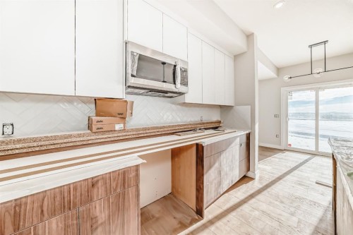 512 Heritage Boulevard, Cochrane, AB - Indoor Photo Showing Kitchen