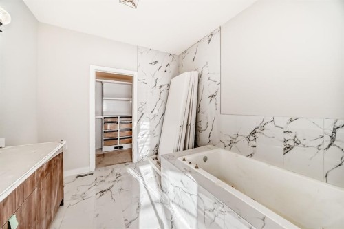 512 Heritage Boulevard, Cochrane, AB - Indoor Photo Showing Bathroom