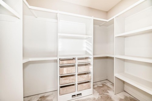 512 Heritage Boulevard, Cochrane, AB - Indoor With Storage
