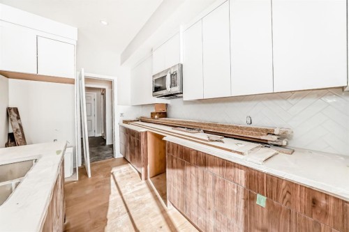 512 Heritage Boulevard, Cochrane, AB - Indoor Photo Showing Kitchen