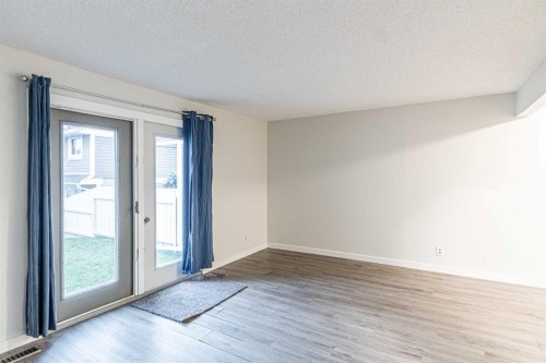 212 Georgian Villas Ne, Calgary, AB - Indoor Photo Showing Other Room