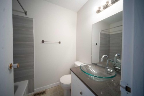 212 Georgian Villas Ne, Calgary, AB - Indoor Photo Showing Bathroom