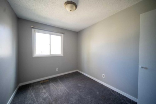 212 Georgian Villas Ne, Calgary, AB - Indoor Photo Showing Other Room