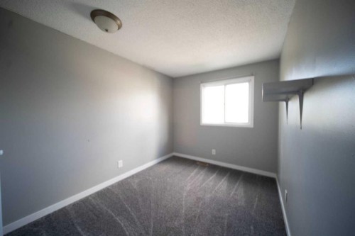 212 Georgian Villas Ne, Calgary, AB - Indoor Photo Showing Other Room