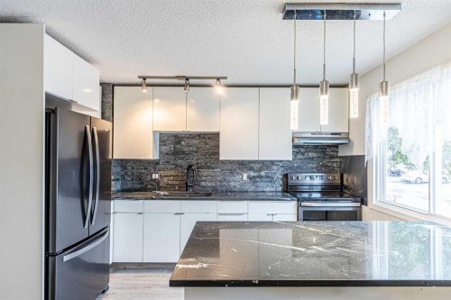 212 Georgian Villas Ne, Calgary, AB - Indoor Photo Showing Kitchen With Stainless Steel Kitchen With Upgraded Kitchen