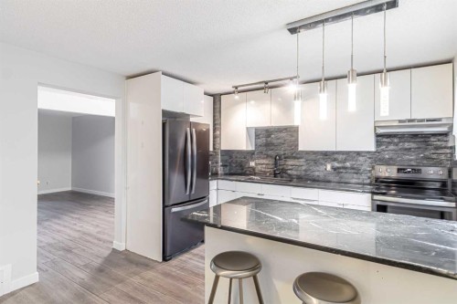 212 Georgian Villas Ne, Calgary, AB - Indoor Photo Showing Kitchen With Stainless Steel Kitchen