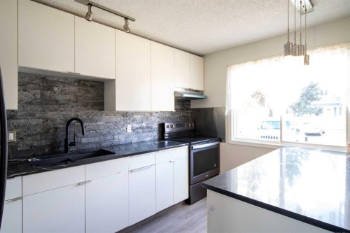 212 Georgian Villas Ne, Calgary, AB - Indoor Photo Showing Kitchen