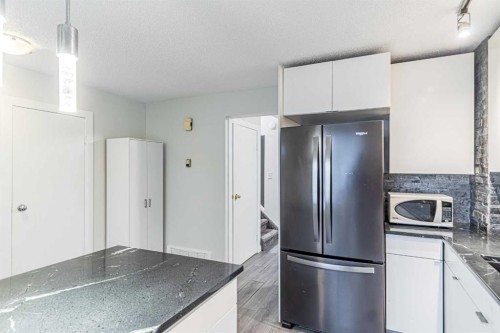 212 Georgian Villas Ne, Calgary, AB - Indoor Photo Showing Kitchen