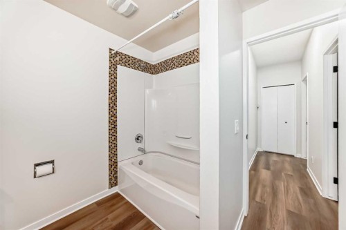 6525 58 Street Nw, Calgary, AB - Indoor Photo Showing Bathroom