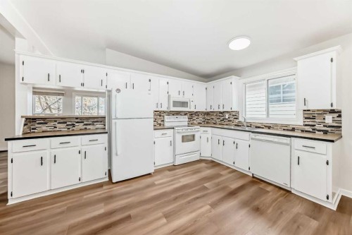 6525 58 Street Nw, Calgary, AB - Indoor Photo Showing Kitchen